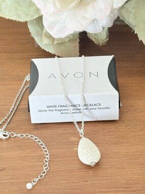 Vintage Avon Organic White Stone Pendant Necklace Textured Silver Chain NIB 356